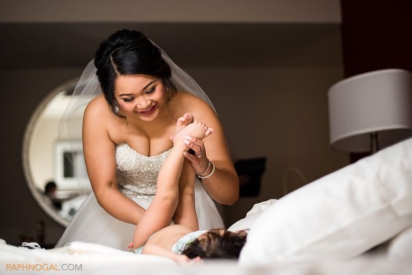 11 bride changing daughters diaper Blog Raph Nogal Photography